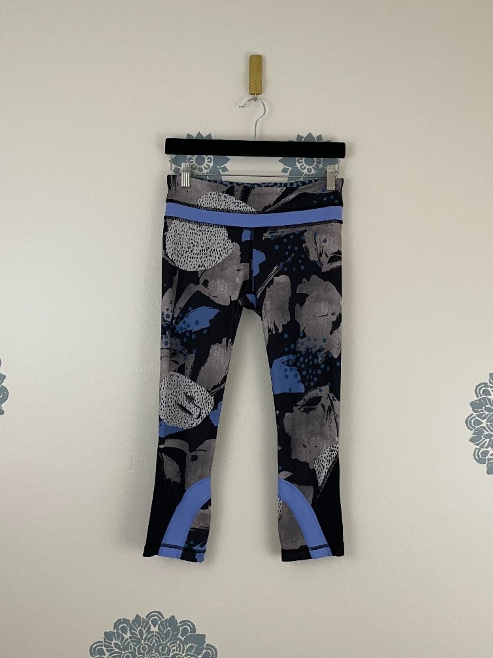 Lululemon Run Inspire Crop II Leggings in Art Pop Black Multi Size 6